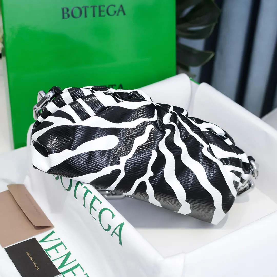 2020 new products will continue to upgrade the cloud bag to the вoттega veneтa chain cloud bag. It is still developed with imported original leather as standard. This hardware chain needs to be light on the upper body and can only be made of all-steel material. It is made of hollowed metal. You don’t have to worry about its weight. Major celebrity fashion bloggers have used it to attend fashion shows. Who can resist the charm of this large gold chain [smile] Style number: 6708# Size: 30*16*12